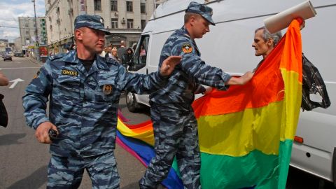 Un activista gay es arrestado en Moscú. Desde el 2006, los gay rusos se manifiestan cada mes de mayo para protestar contra su discriminación.