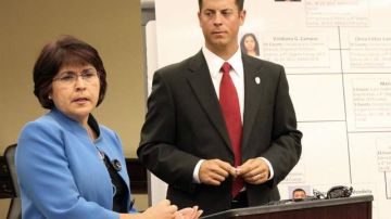 Secretaria del Departamento de Impuestos de Nuevo México, Demesia Padilla  (izq.),   sobre las licencias de conducir fraudulentas.