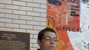 Integrantes del movimiento “Yo soy 132 - Chicago”, a las afueras de la cafetería Lupito's, en Pilsen, Chicago.