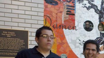 Integrantes del movimiento “Yo soy 132 - Chicago”, a las afueras de la cafetería Lupito's, en Pilsen, Chicago.