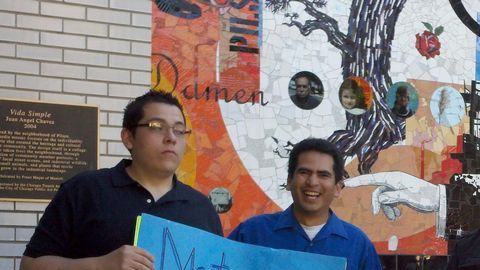 Integrantes del movimiento “Yo soy 132 - Chicago”, a las afueras de la cafetería Lupito's, en Pilsen, Chicago.