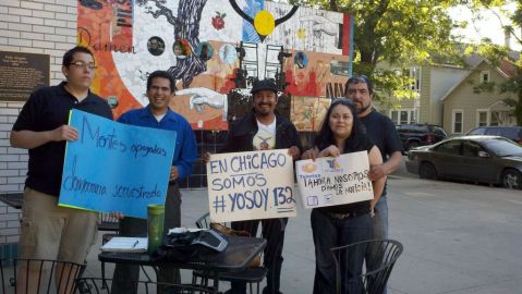 Integrantes del movimiento “Yo soy 132 - Chicago”, a las afueras de la cafetería Lupito's, en Pilsen, Chicago.
