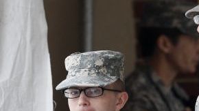 Bradley Manning (i) es escoltado fuera del tribunal el pasado 21 de diciembre de 2011.