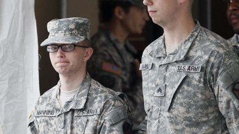 Bradley Manning (i) es escoltado fuera del tribunal el pasado 21 de diciembre de 2011.