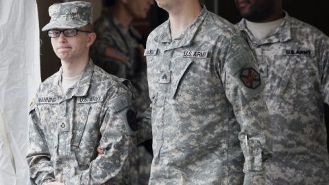 Bradley Manning (i) es escoltado fuera del tribunal el pasado 21 de diciembre de 2011.