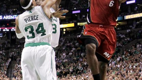 Fácil, LeBron James anota ante Paul Pierce (34).