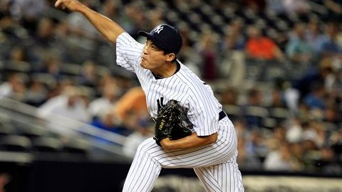 El nipón Igarashi pitchea la bola en la novena entrada.