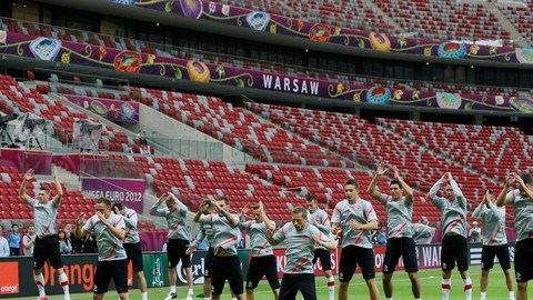 Jugadores del equipo polaco realizan ejercicios en el Estadio Nacional de Varsovia.