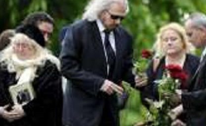 Barry Gibb  sostiene una rosa durante el funeral de su hermano, el cantante y compositor de los Bee Gees, Robin Gibb, celebrado en la iglesia de Saint Mary en Thame, Reino Unido.