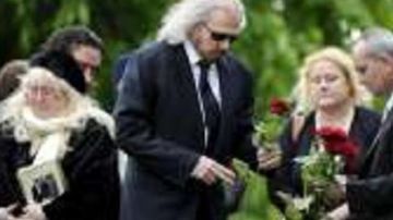 Barry Gibb  sostiene una rosa durante el funeral de su hermano, el cantante y compositor de los Bee Gees, Robin Gibb, celebrado en la iglesia de Saint Mary en Thame, Reino Unido.