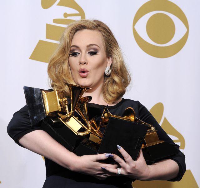 En la 54 edición de los Grammy Adele ganó seis premios.