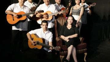 Josefina López (primera a la derecha) con el elenco de su nueva obra 'Trío Los Machos'.
