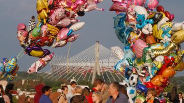 Color y  fiesta en la Plaza Zamkowy de Varsovia (Polonia), donde hoy se inaugura el gran torneo europeo.