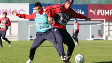 Marcos González (der.), disputa  un balón con un compañero en las prácticas de ayer en el complejo deportivo Juan Pinto Durán.
