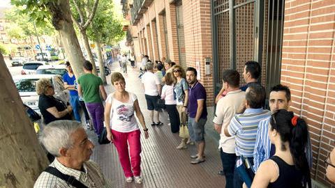 Personas hacen cola en una oficina de empleo en Madrid.
