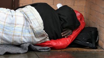 Más de medio millón de personas experimentan la falta de vivienda en alguna noche y casi 20% de ellas están "crónicamente sin hogar".