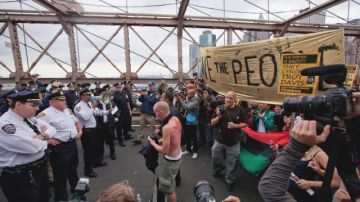 Oficial de policía se dirige a los manifestantes del movimiento Ocupa Wall Street que querían cruzar el puente de Brooklyn.