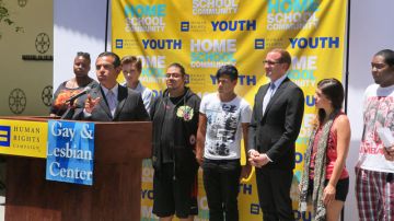 El alcalde Antonio Villaraigosa dijo que todavía queda mucho por hacer por  los gays.