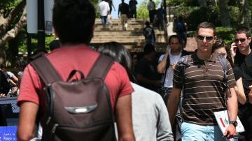 Miles de estudiantes no terminan con un diploma de educación superior de los colegios comunitarios que les permita obtener un trabajo.