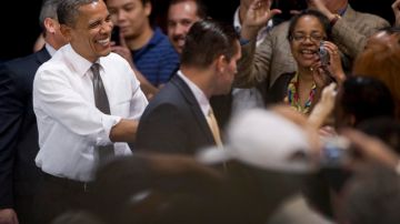 El presidente Obama saluda a las personas a su paso.