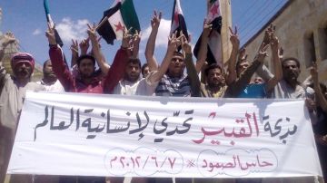 Opositores del régimen sirio se manifiestan en contra de la violencia que azota a su país.