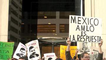 Unas 70 personas protestaron frente a Univision SF para exigir una mejor cobertura del proceso electoral mexicano.