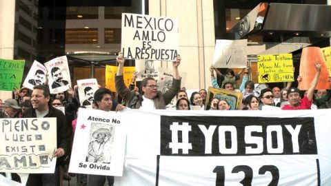Unas 70 personas protestaron frente a Univision SF para exigir una mejor cobertura del proceso electoral mexicano.