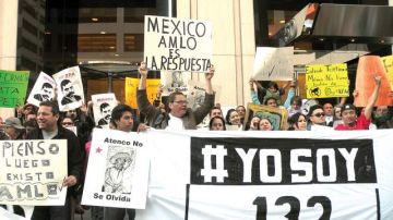 Unas 70 personas protestaron frente a Univision SF para exigir una mejor cobertura del proceso electoral mexicano.