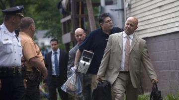 Detectives de la polícia de Nueva York confiscan objetos que encontraron en casa de Pedro Hernandez situada en Maple Shade, N.J.