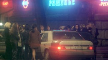 Docenas de prostitutas rodean un auto en busca de clientes en Ucrania.