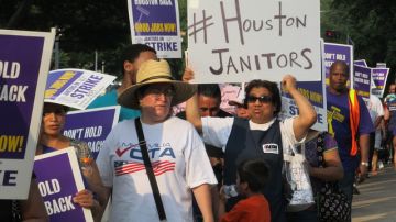 Alrededor de 3,200 miembros de SEIU en Houston votaron el martes para que iniciara la huelga ante lo que catalogan como un patrón de amenazas y falta de ética por parte de contratistas de las empresas en esa ciudad.