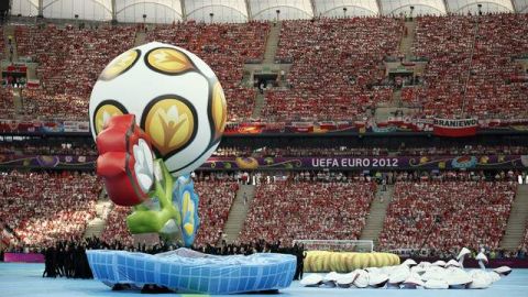 Un grupo de artistas saludan al público durante la esperada ceremonia de inauguración de la Eurocopa 2012, ayer en Varsovia, Polonia.