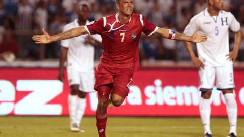 Blas Pérez festeja su segunda anotación sobre Honduras, ayer, ante la desolación de dos catrachos en el Estadio Olímpico Metropolitano.