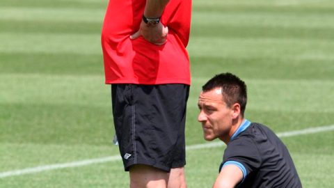 Roy Hodgson (der.), y John Terry durante la práctica, ayer.