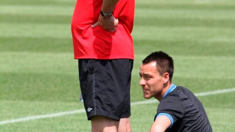 Roy Hodgson (der.), y John Terry durante la práctica, ayer.
