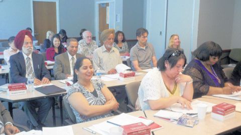En el taller de capacitación se ve a maestros  latinos, anglosajones, asiáticos, hindús y afroamericanos.