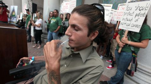 Michael Oleveri, que sufre de distrofia muscular, fuma marihuana para aliviar el dolor y otros síntomas relacionados.
