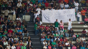 Aficionados 'antipeñistas' mostraron el viernes en el Azteca una pancarta en la que se lee: 'México no te quiere Peña Nieto'.