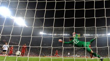 El portero luso, Rui Patricio, nada puede hacer para evitar el gol del  alemán Mario Gómez en la Arena de Lviv en Croacia.