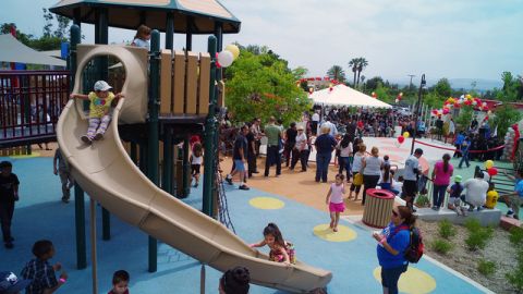 En el Avenue Park, hay dos áreas de recreación con piso acolchonado para los mas pequeños y bancas para descansar.