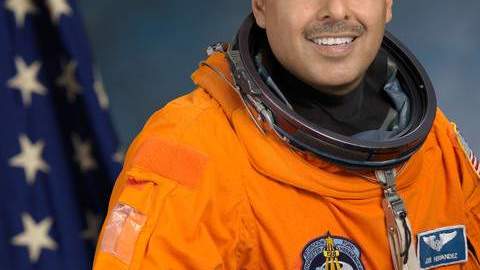 El astronauta José Hernández aconseja cómo sobrellevar el confinamiento. (Cortesía/NASA)