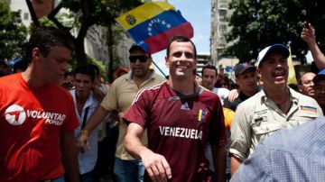 El aspirante opositor a la presidencia de Venezuela, Henrique Capriles camina con sus seguidores.