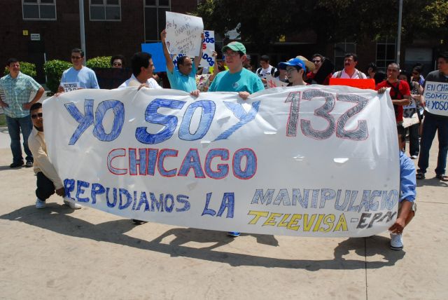 Marcha de integrantes del movimiento #YoSoy132-Chicago en el vecindario Pilsen.