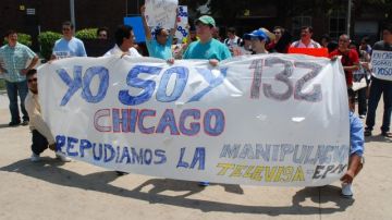 Marcha de integrantes del movimiento #YoSoy132-Chicago en el vecindario Pilsen.