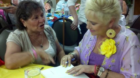 Mireya y Mayte conversan durante el evento dedicado a las personas que han trascendido la enfermedad