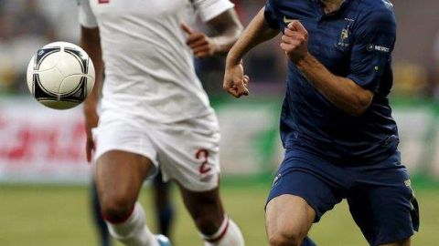 El jugador de la selección inglesa, Glen Johnson (izq), lucha por un balón con el internacional francés, Franck Ribery (dcha).