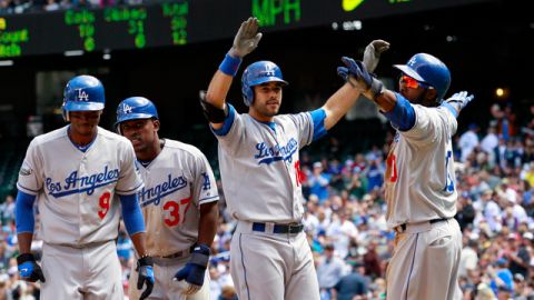 Andre Ethier (centro) es felicitado por Tony Gwynn Jr. (der.), a su lado están Dee Gordon y Elián Herrera.