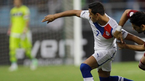 Gabriel Cichero jala del brazo a Alexis Sánchez en el partido del sábado por la eliminatoria sudamericana.