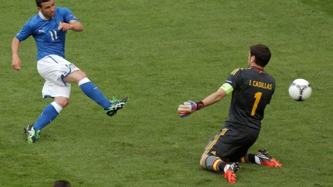 Di Natale vence a Iker y anota el gol  italiano.