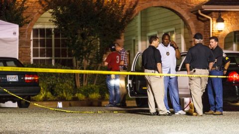 La Policía de Auburn frente a uno de los apartamentos del complejo universitario en West Longleaf Drive, ayer.